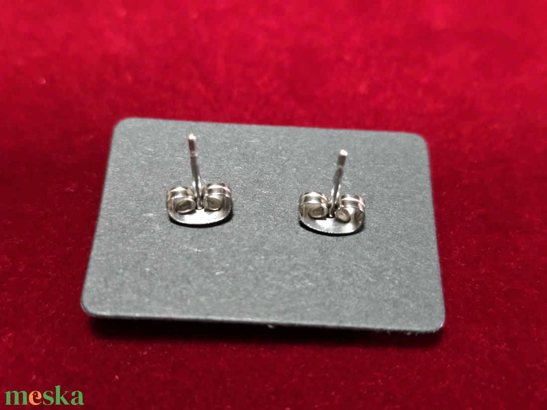 Smaragdzöld fényű,színjátszó pötty fülbevaló � 8 mm - ékszer - fülbevaló - pötty fülbevaló - Meska.hu