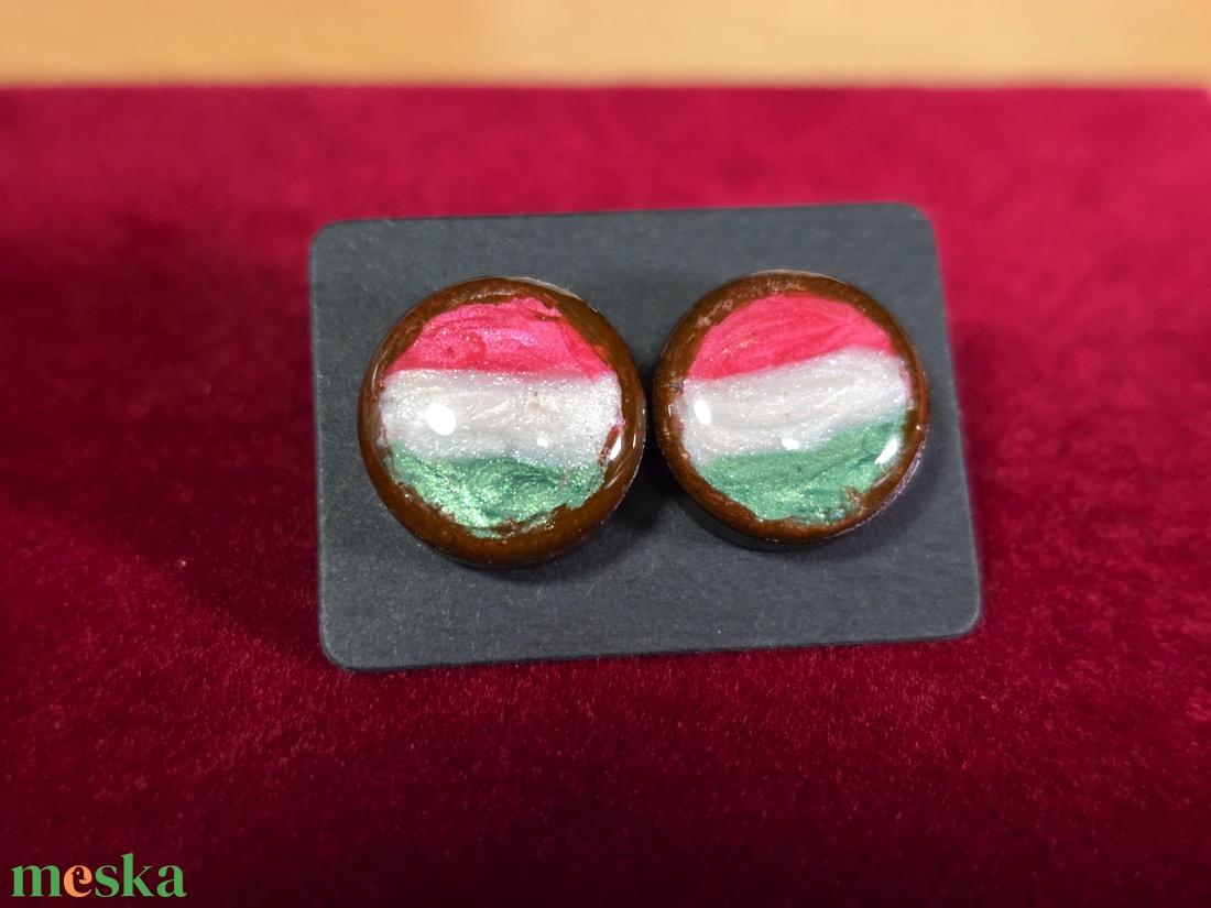 Magyar zászlós, kézzel készült fa fülbevaló � UV gyantával - ékszer - fülbevaló - pötty fülbevaló - Meska.hu