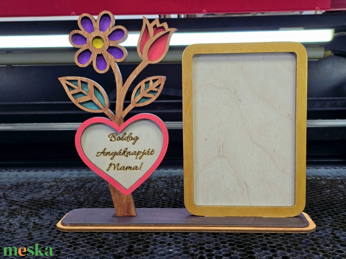 Egyedi fa virágos képkeret � Anyák napi ajándék, gravírozott szívvel - otthon & életmód - dekoráció - asztal és polc dekoráció - asztaldísz - Meska.hu