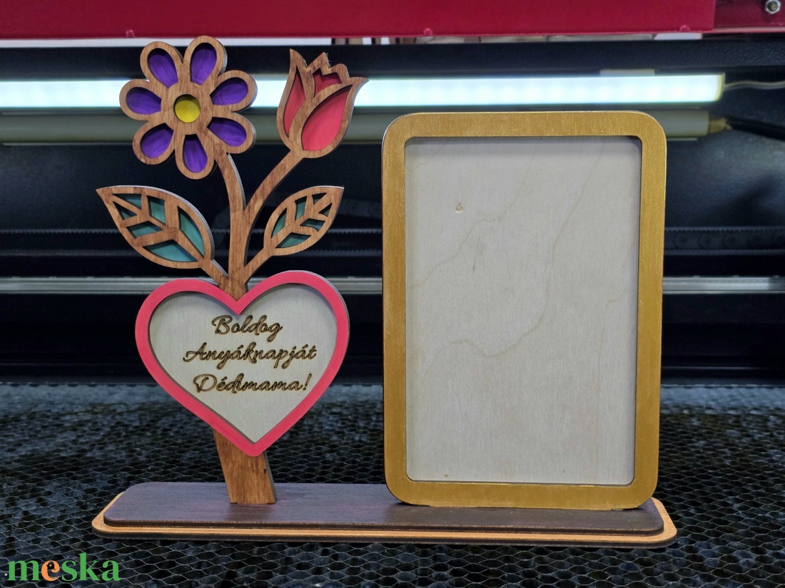 Egyedi fa virágos képkeret � Anyák napi ajándék, gravírozott szívvel - otthon & életmód - dekoráció - asztal és polc dekoráció - asztaldísz - Meska.hu