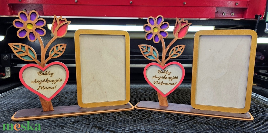 Egyedi fa virágos képkeret � Anyák napi ajándék, gravírozott szívvel - otthon & életmód - dekoráció - asztal és polc dekoráció - asztaldísz - Meska.hu