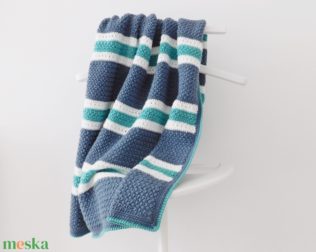 Csíkos horgolt nagyméretű babatakaró, szürke-fehér-türkiz kisfiú takaró - otthon & életmód - babaszoba, gyerekszoba - Meska.hu