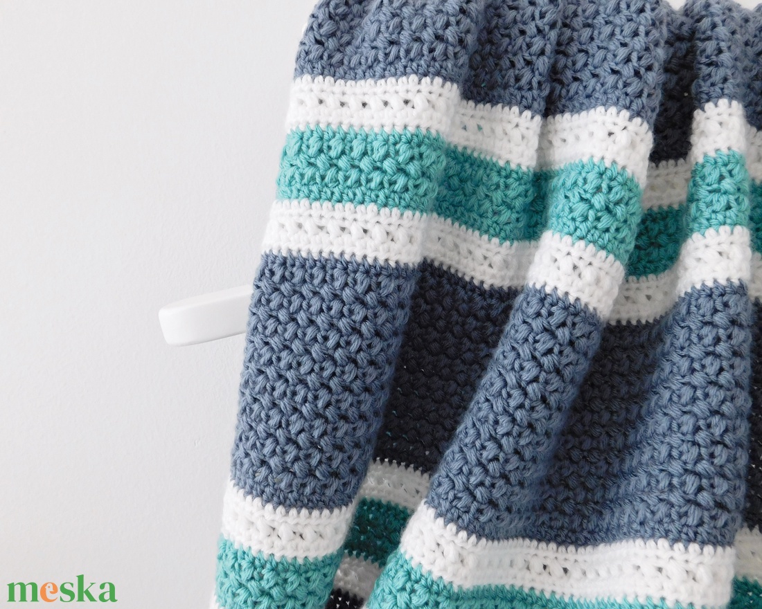 Csíkos horgolt nagyméretű babatakaró, szürke-fehér-türkiz kisfiú takaró - otthon & életmód - babaszoba, gyerekszoba - Meska.hu