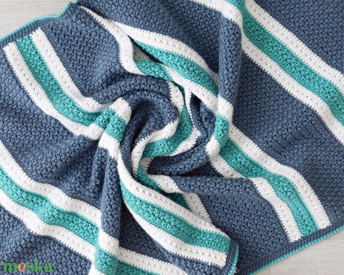 Csíkos horgolt nagyméretű babatakaró, szürke-fehér-türkiz kisfiú takaró - otthon & életmód - babaszoba, gyerekszoba - Meska.hu