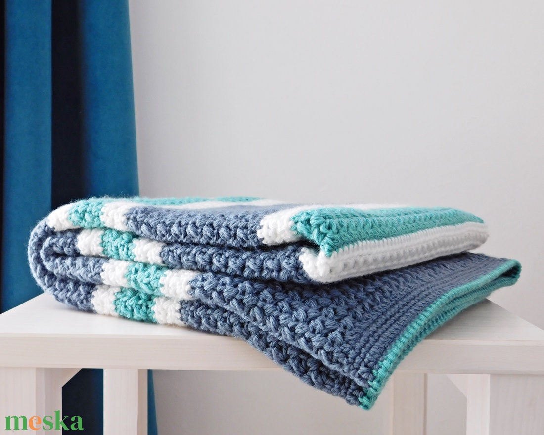 Csíkos horgolt nagyméretű babatakaró, szürke-fehér-türkiz kisfiú takaró - otthon & életmód - babaszoba, gyerekszoba - Meska.hu