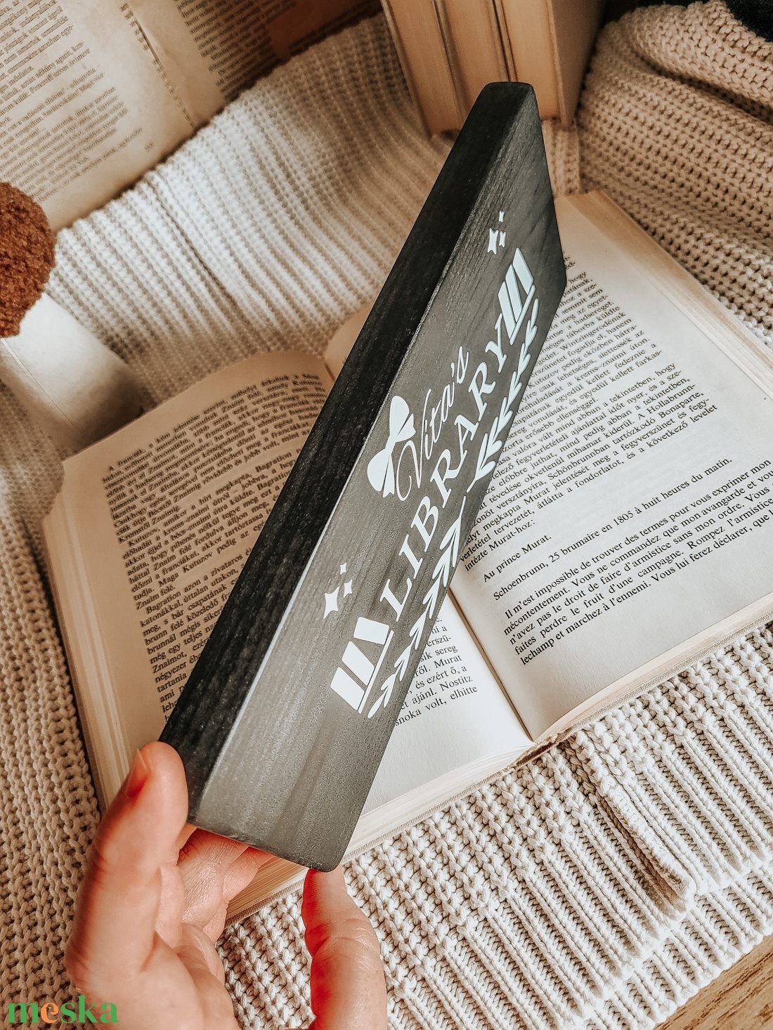 Saját névre szóló fatábla könyvmolyoknak - művészet - grafika & illusztráció - egyéb rajzok - Meska.hu Saját névre szóló fatábla könyvmolyoknak - művészet - grafika & illusztráció - egyéb rajzok - Meska.hu