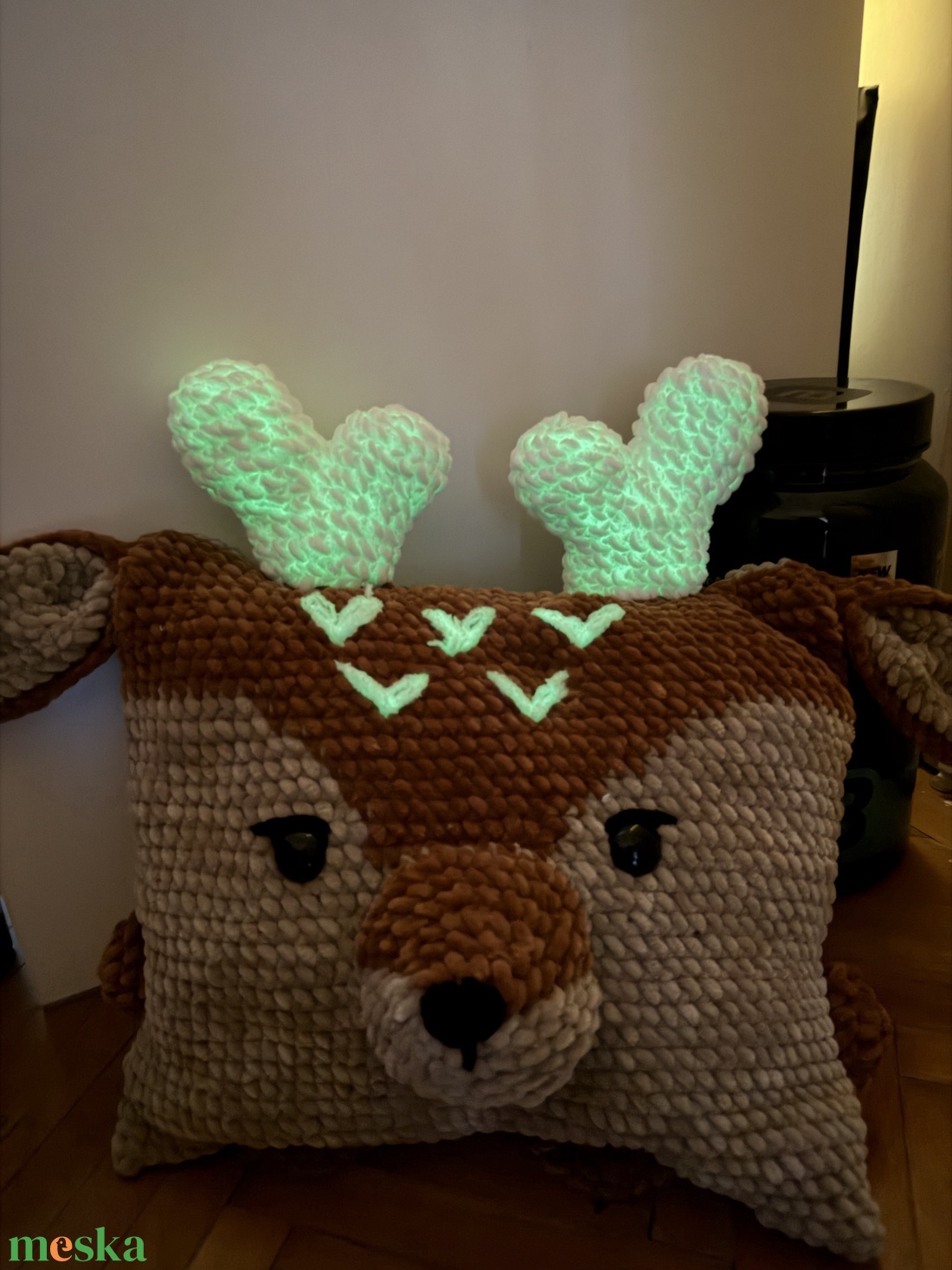 Horgolt rénszarvas párna világító szarvakkal - karácsony - karácsonyi lakásdekoráció - karácsonyi manók, figurák - Meska.hu