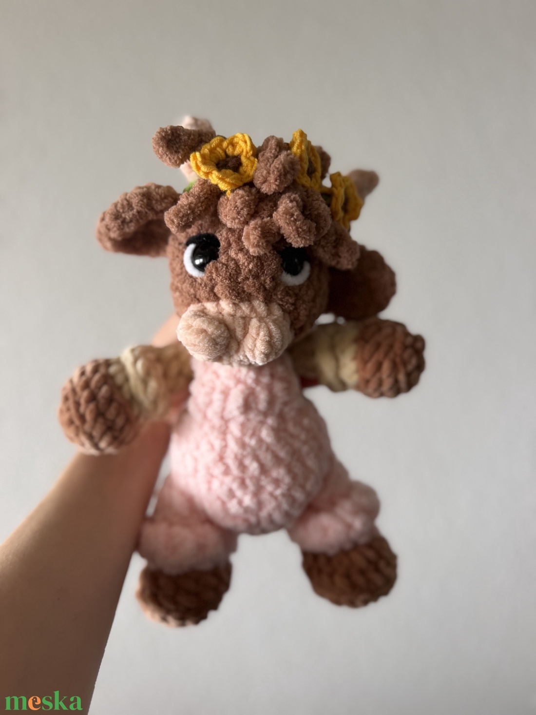 Horgolt skót felföldi boci plüss napraforgó koszorúval � Puha amigurumi tehénke - játék & sport - plüssállat & játékfigura - boci, tehén - Meska.hu
