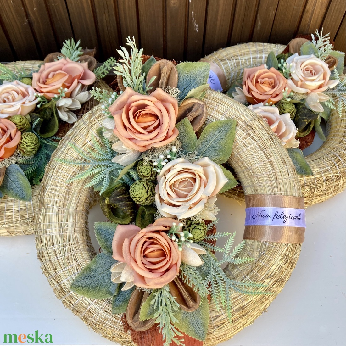 Szalmakoszorú sírdísz 25 cm - otthon & életmód - vallás - temetkezési tárgy - sírkoszorú, kegyeleti koszorú - Meska.hu Szalmakoszorú sírdísz 25 cm - otthon & életmód - vallás - temetkezési tárgy - sírkoszorú, kegyeleti koszorú - Meska.hu