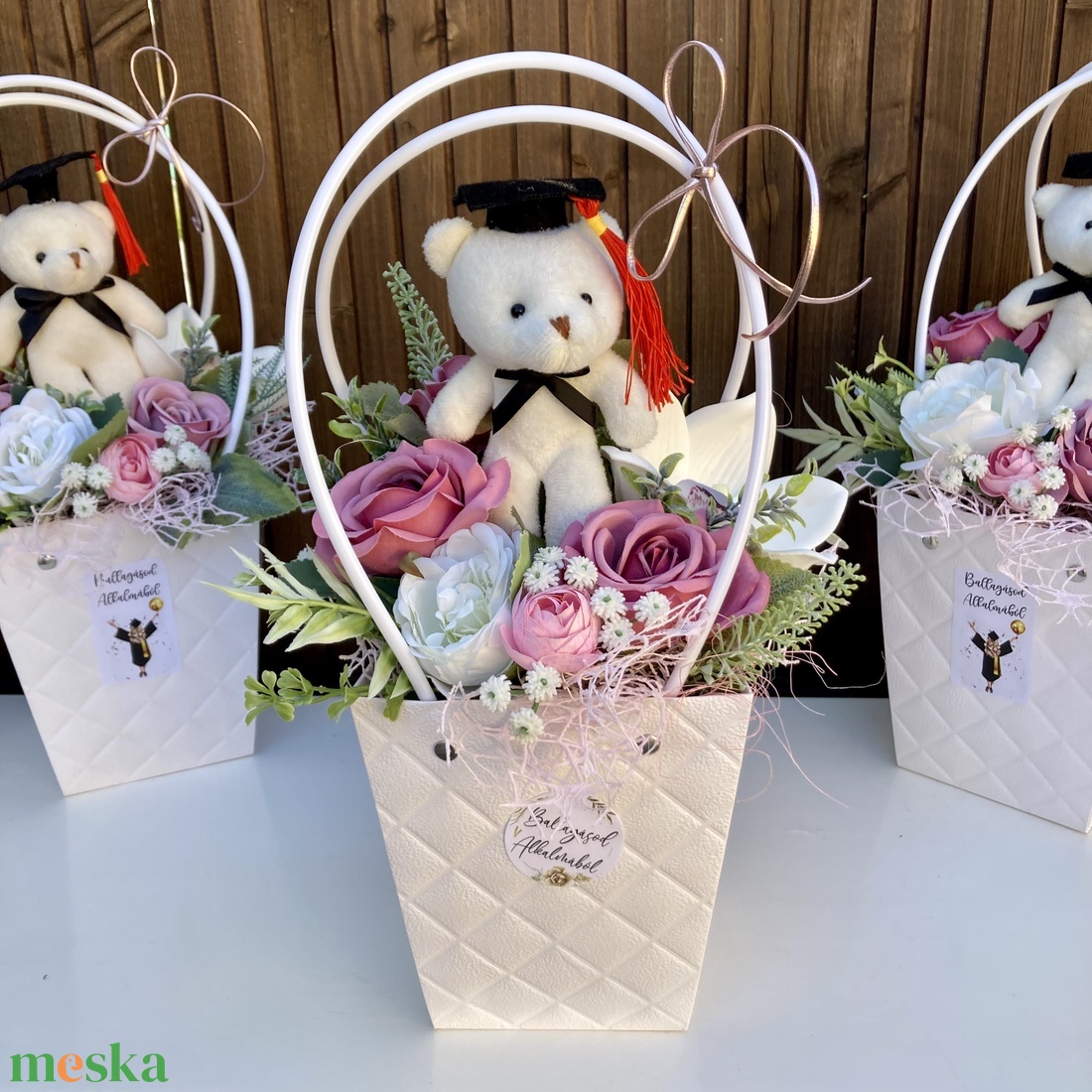 Ballagási macis virágt�ska - otthon & életmód - virágdekoráció - virágok - virágcsokor - Meska.hu