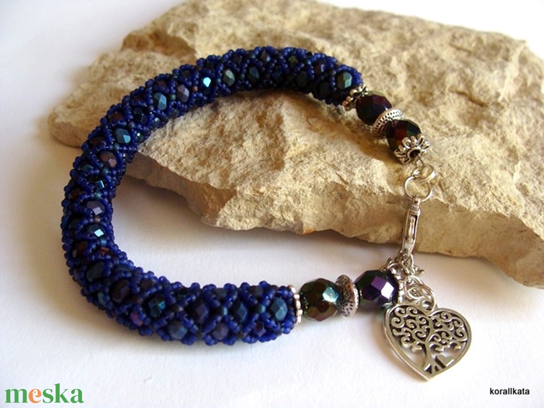 Szodalit, howlit és gyöngy nyaklánc - ékszer - nyaklánc - gyöngyös nyaklánc - Meska.hu