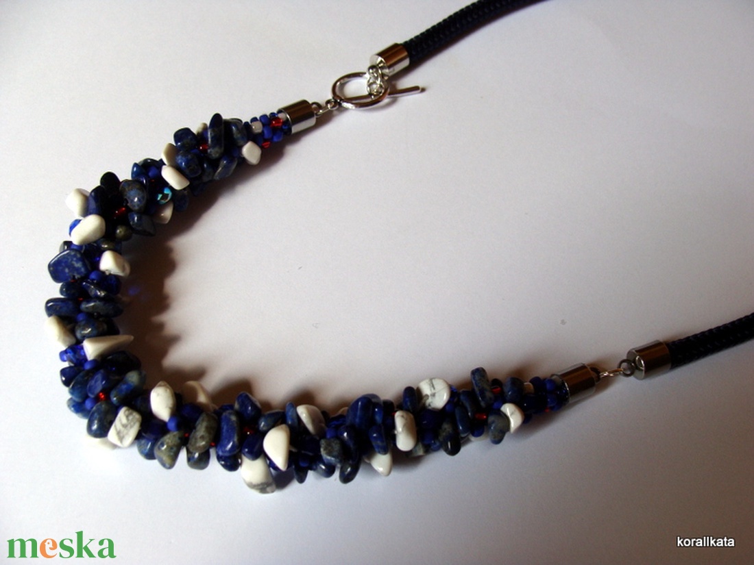Szodalit, howlit és gyöngy nyaklánc - ékszer - nyaklánc - gyöngyös nyaklánc - Meska.hu
