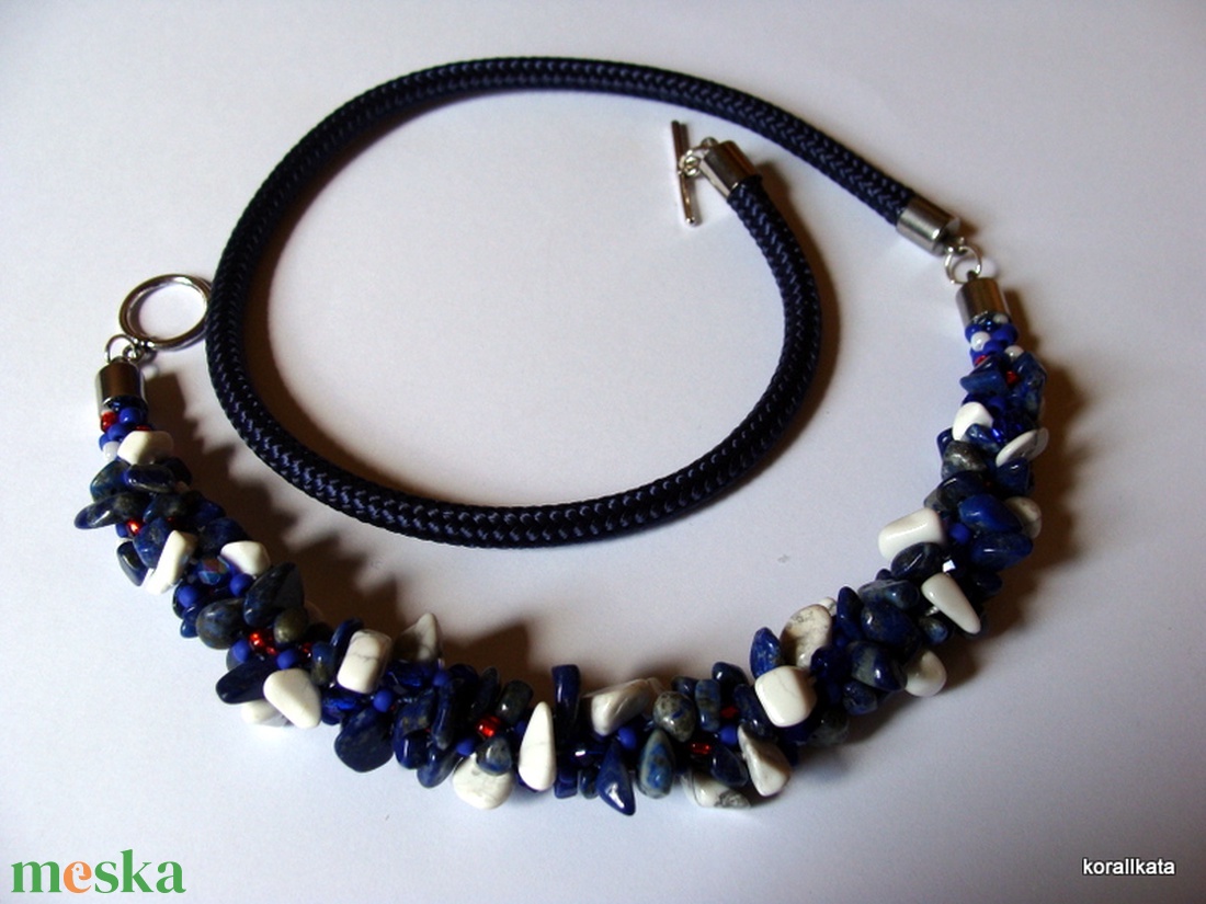 Szodalit, howlit és gyöngy nyaklánc - ékszer - nyaklánc - gyöngyös nyaklánc - Meska.hu
