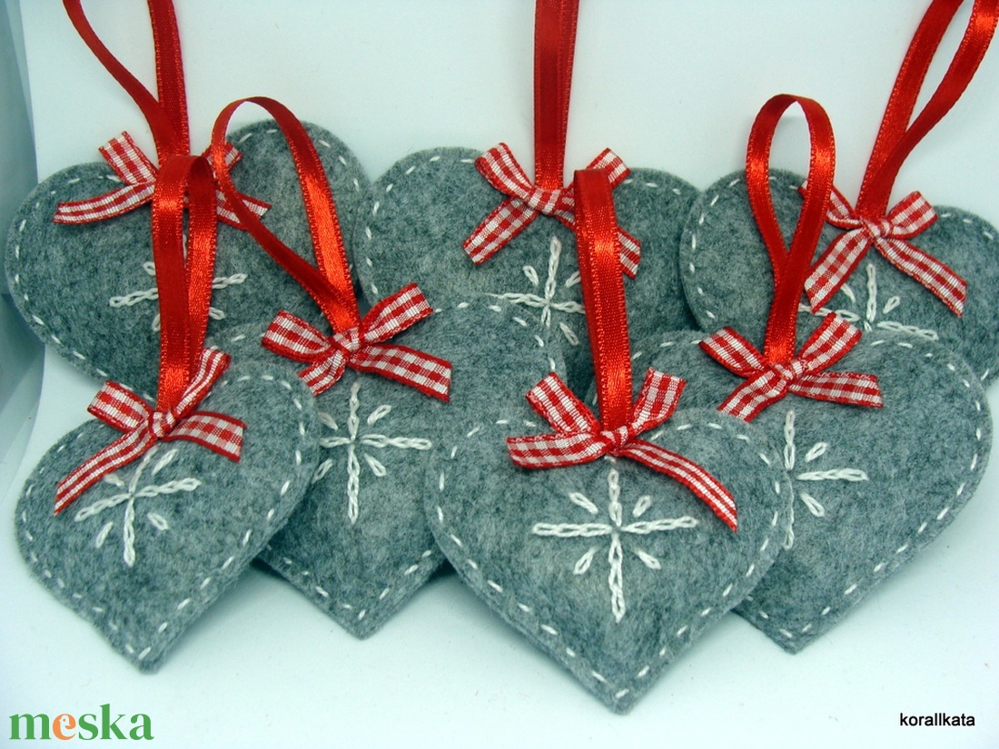 Filc dekoráció, kézzel készült szívek, Valentin nap, esküvő - otthon & életmód - dekoráció - fali és függő dekoráció - függődísz - Meska.hu