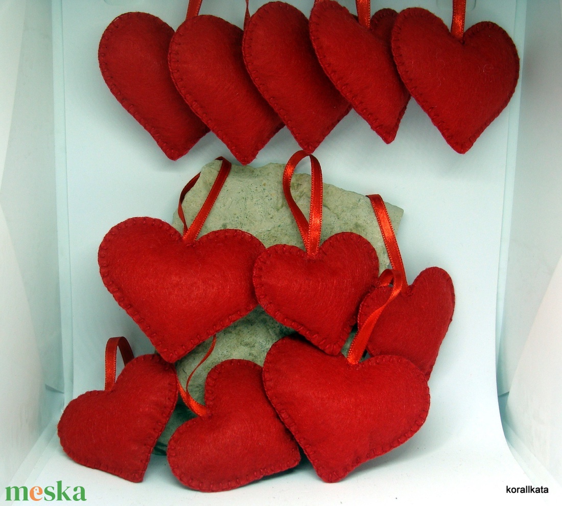 Filc dekoráció, kézzel készült szívek, Valentin nap, esküvő - otthon & életmód - dekoráció - fali és függő dekoráció - függődísz - Meska.hu
