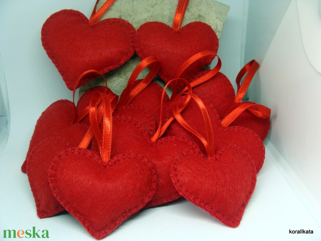 Filc dekoráció, kézzel készült szívek, Valentin nap, esküvő - otthon & életmód - dekoráció - fali és függő dekoráció - függődísz - Meska.hu