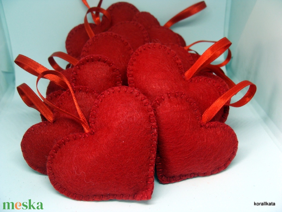 Filc dekoráció, kézzel készült szívek, Valentin nap, esküvő - otthon & életmód - dekoráció - fali és függő dekoráció - függődísz - Meska.hu