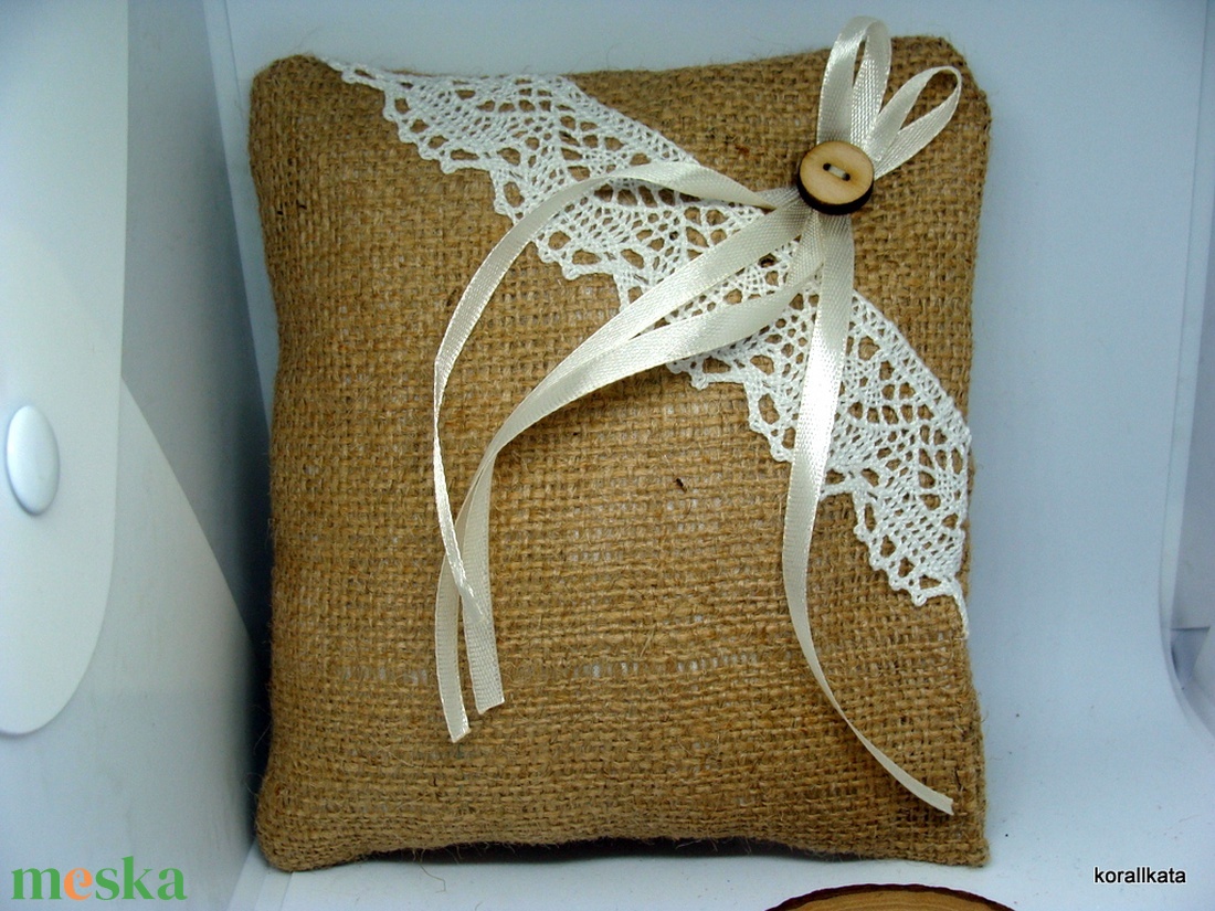 Vintage, rusztikus gyűrűpárna juta anyagból, csipkével - esküvő - kiegészítők - gyűrűtartó & gyűrűpárna - Meska.hu