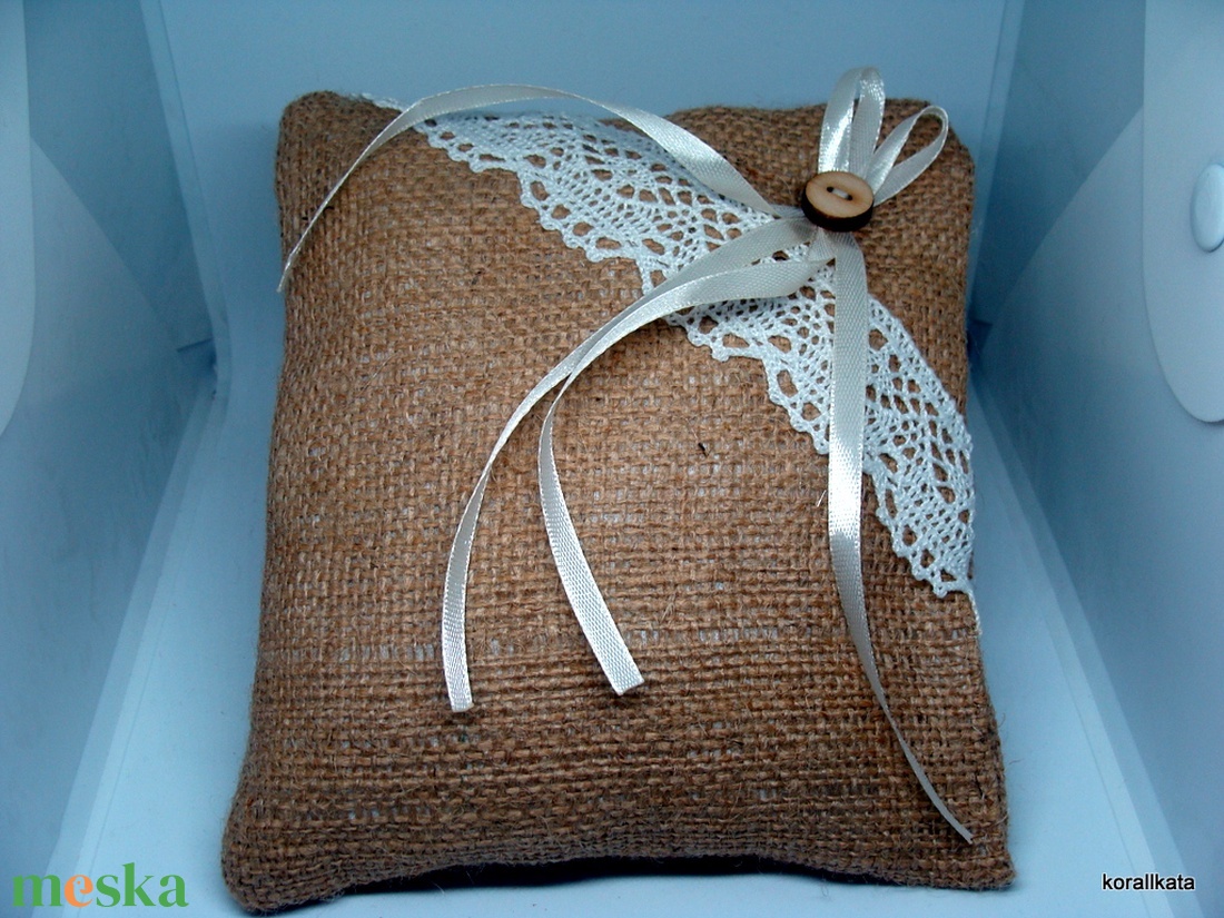 Vintage, rusztikus gyűrűpárna juta anyagból, csipkével - esküvő - kiegészítők - gyűrűtartó & gyűrűpárna - Meska.hu