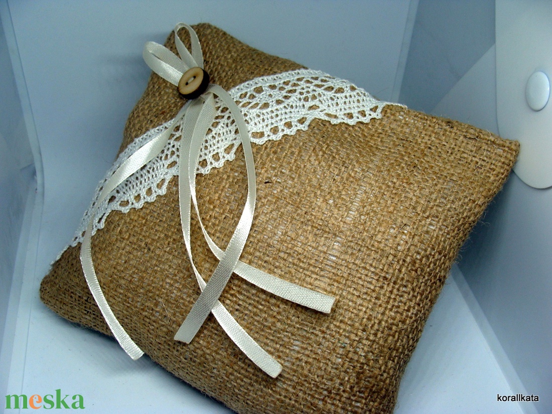 Vintage, rusztikus gyűrűpárna juta anyagból, csipkével - esküvő - kiegészítők - gyűrűtartó & gyűrűpárna - Meska.hu