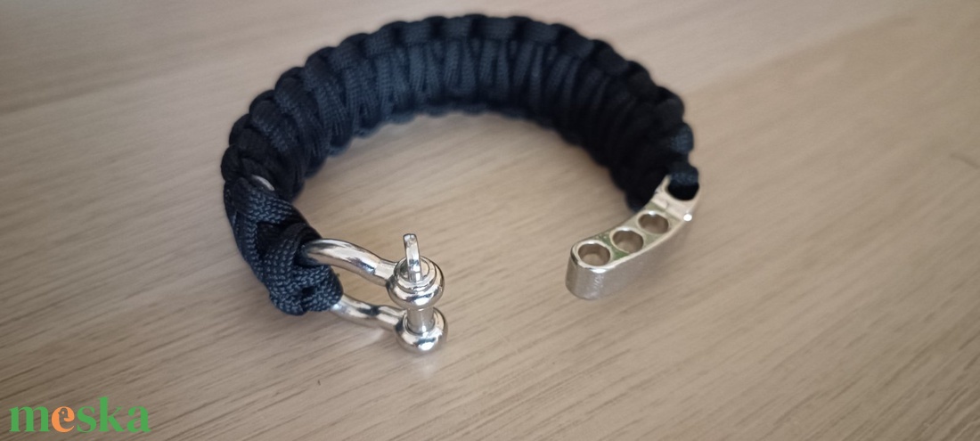 Paracord karkötő D-bilincses csattal - ékszer - karkötő - fonott karkötő - Meska.hu