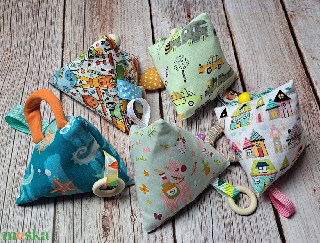 Szalagos babajáték, matatójáték, piramis - epres - baba - mama - baba játékok - babakocka - Meska.hu