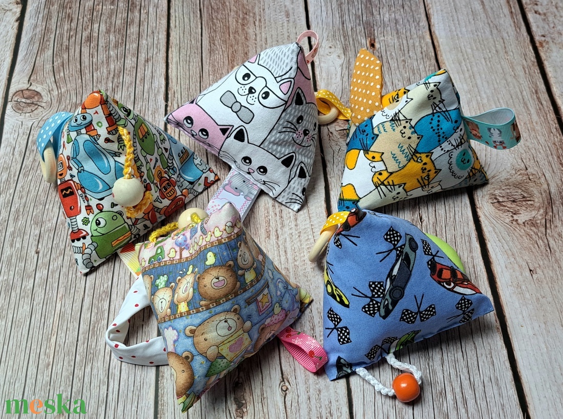 Szalagos babajáték, matatójáték, piramis - katicával - baba - mama - baba játékok - babakocka - Meska.hu