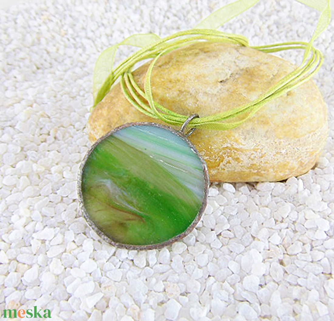 Üveg medál csatos, színes zsinórral - M0001.23 - ékszer - nyaklánc - medálos nyaklánc - Meska.hu