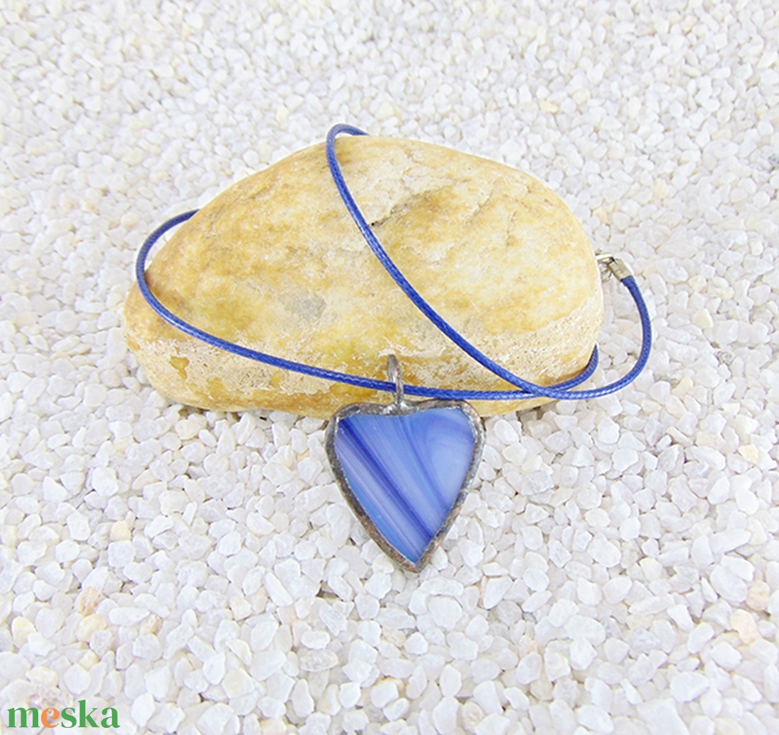 Szív alakú üveg medál csatos, színes zsinórral - M0012.23 - ékszer - nyaklánc - medálos nyaklánc - Meska.hu