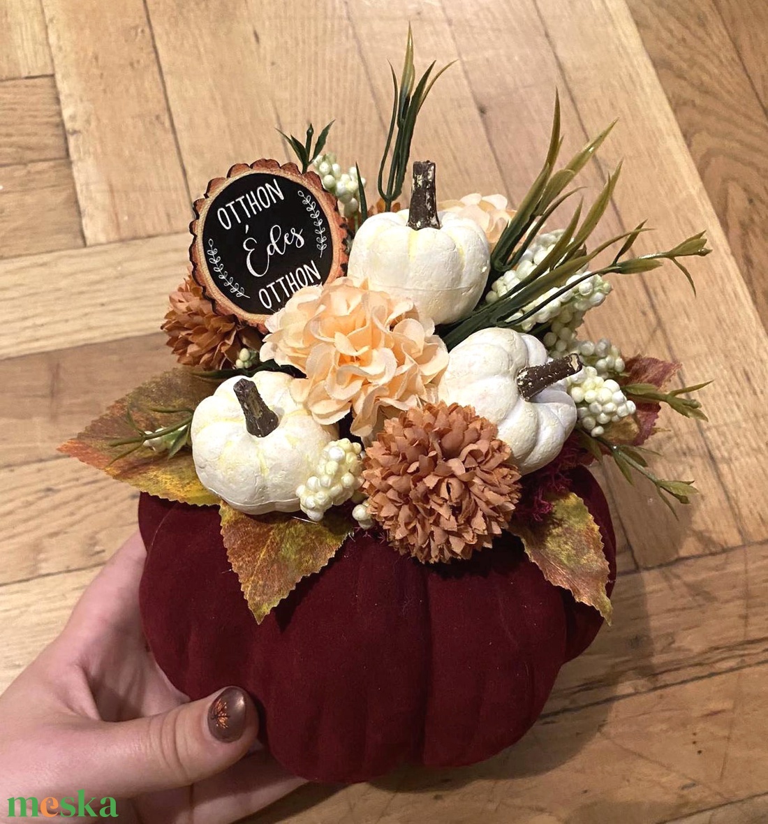 Bársony tökös asztaldísz fehér tököcskékkel - otthon & életmód - dekoráció - asztal és polc dekoráció - asztaldísz - Meska.hu