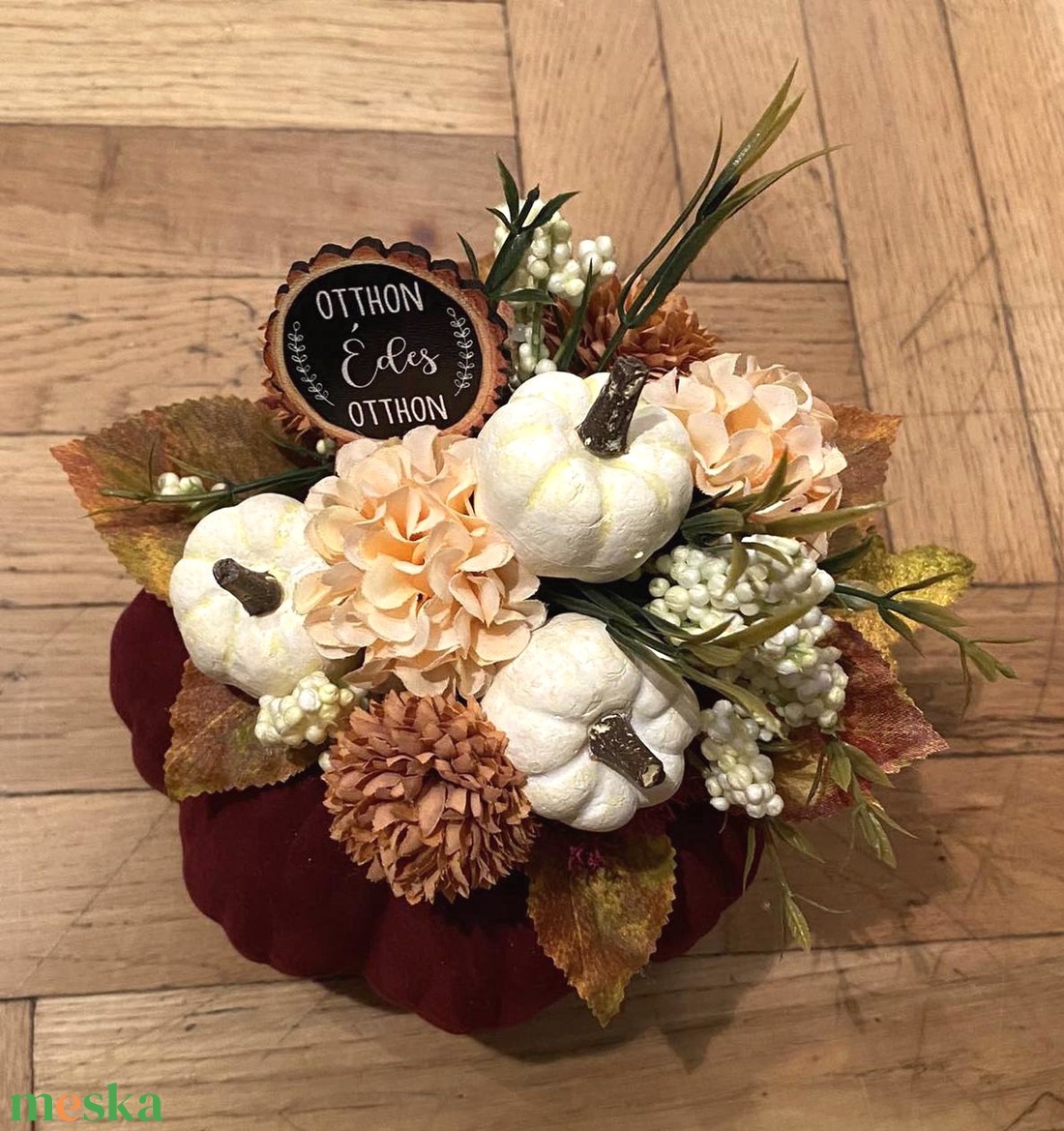 Bársony tökös asztaldísz fehér tököcskékkel - otthon & életmód - dekoráció - asztal és polc dekoráció - asztaldísz - Meska.hu