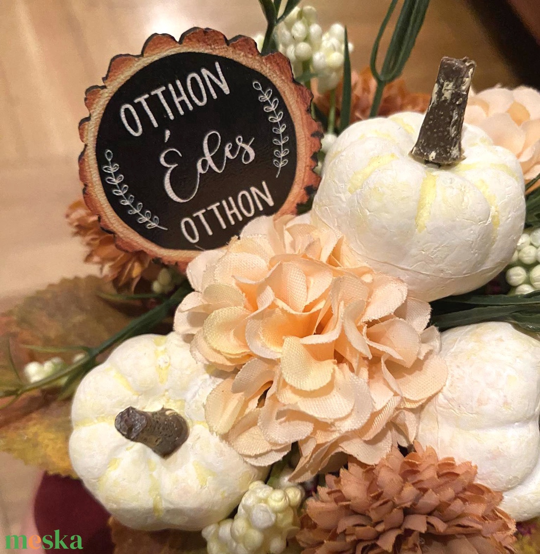 Bársony tökös asztaldísz fehér tököcskékkel - otthon & életmód - dekoráció - asztal és polc dekoráció - asztaldísz - Meska.hu