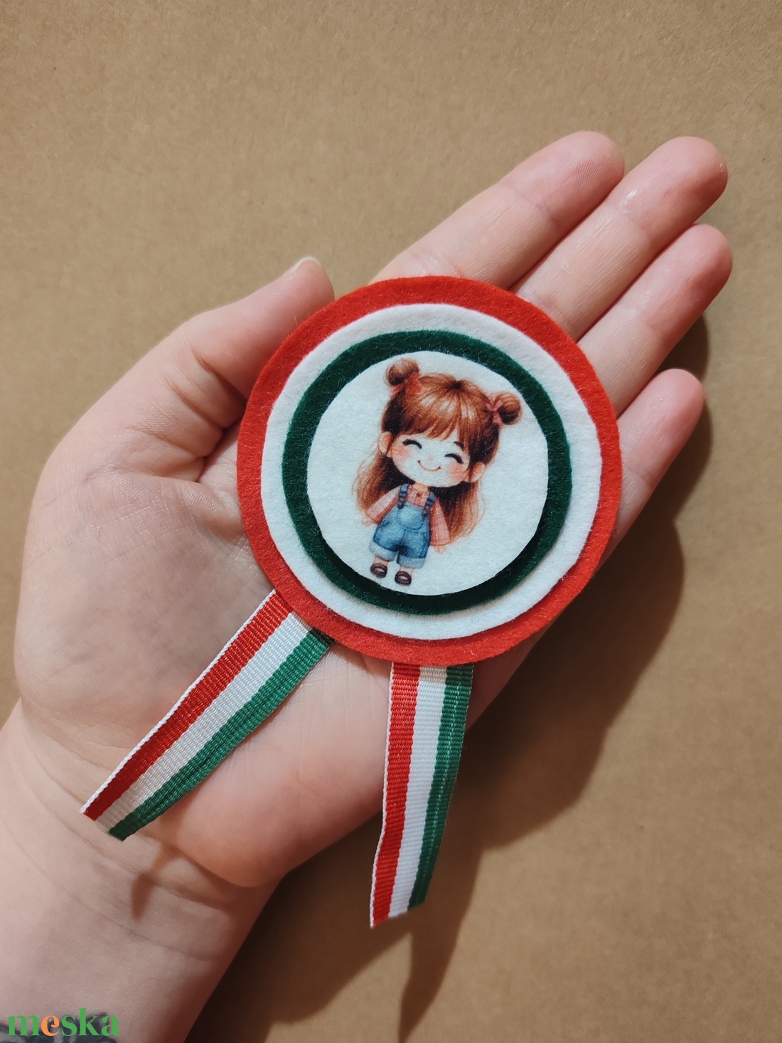 Kislányos kokárda 1. - ékszer - kitűző és bross - Meska.hu