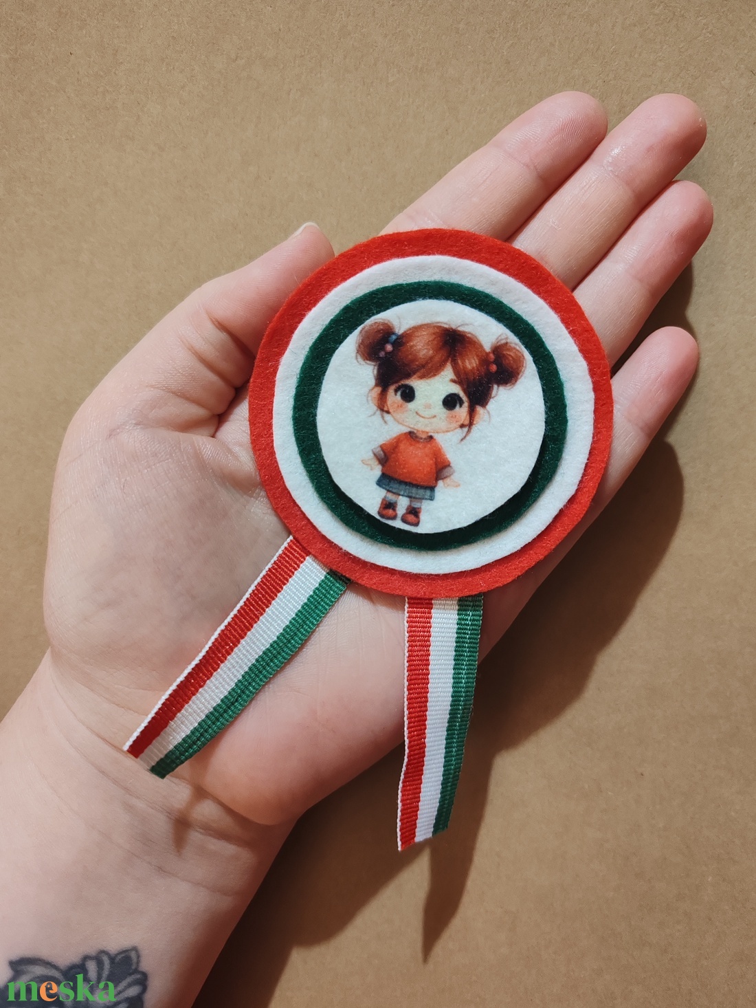 Kislányos kokárda 2. - ékszer - kitűző és bross - Meska.hu