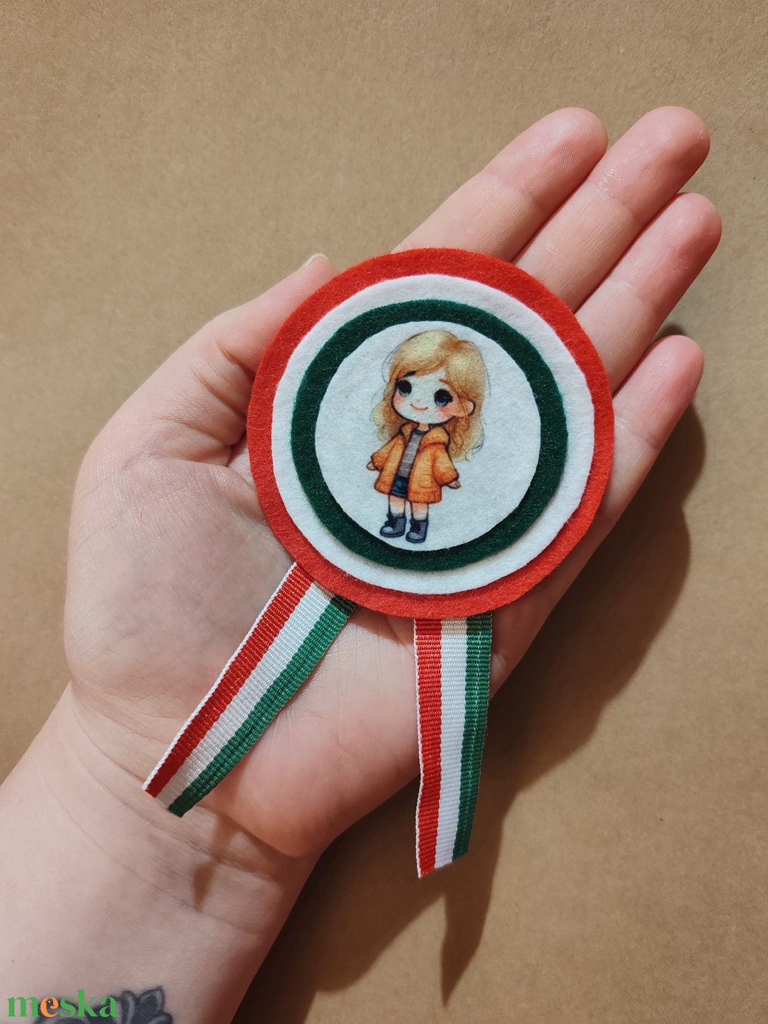 Kislányos kokárda 4. - ékszer - kitűző és bross - Meska.hu