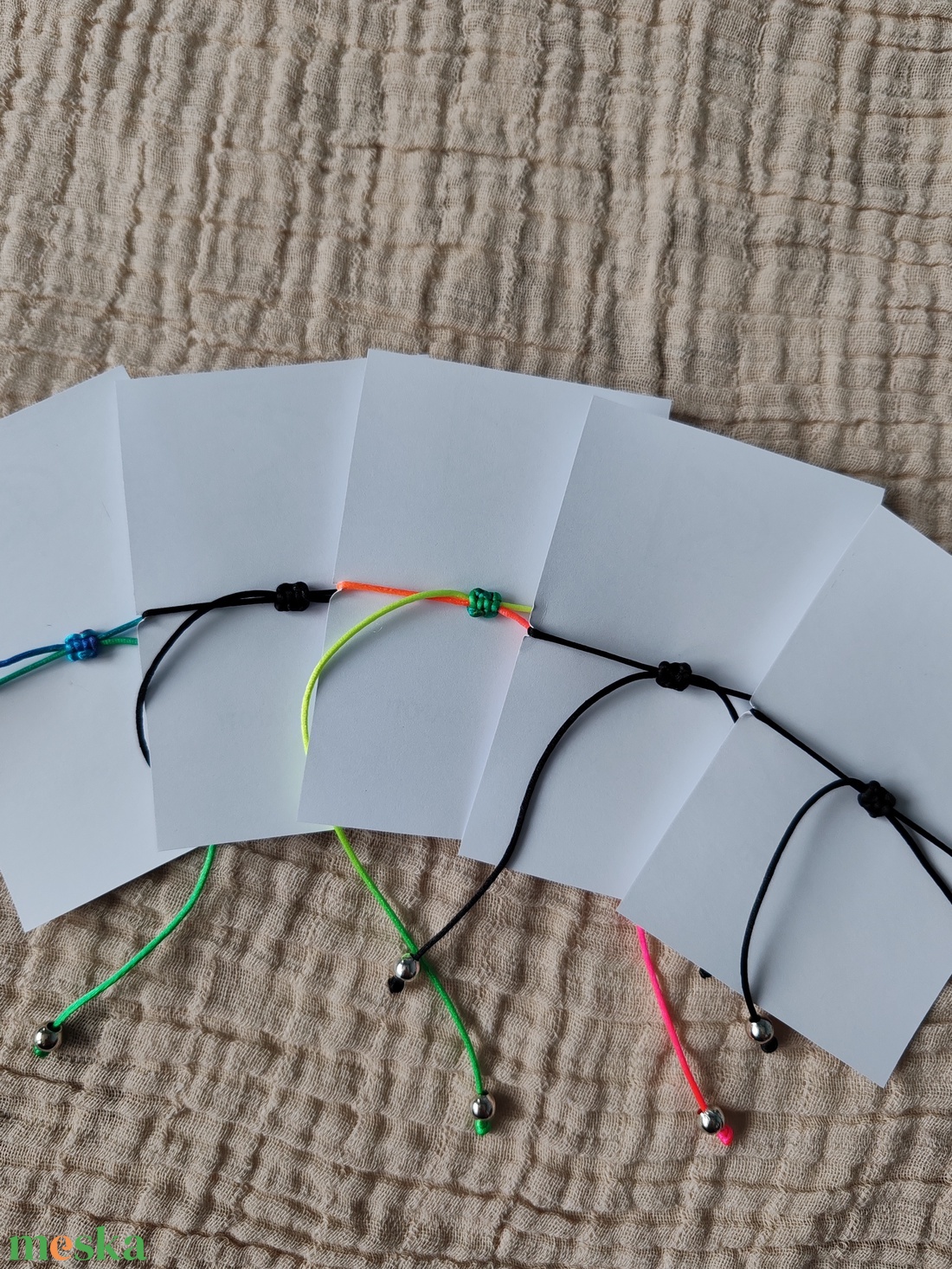 Tulipános makramé karkötő  - ékszer - karkötő - fonott karkötő - Meska.hu