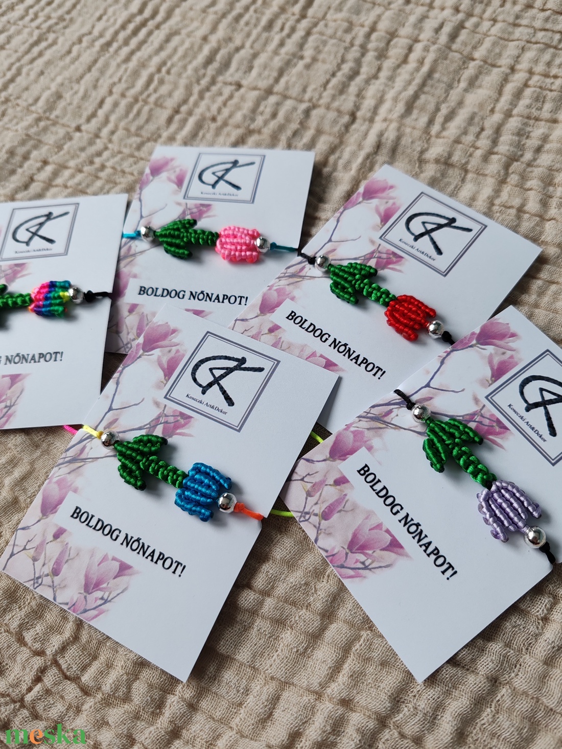 Tulipános makramé karkötő  - ékszer - karkötő - fonott karkötő - Meska.hu