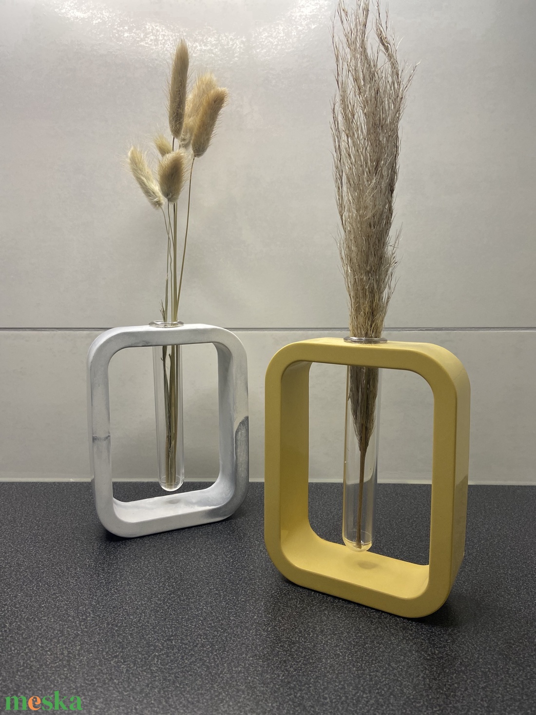 Beton váza üveg kémcsővel - otthon & életmód - dekoráció - virágdísz és tartó - váza - Meska.hu