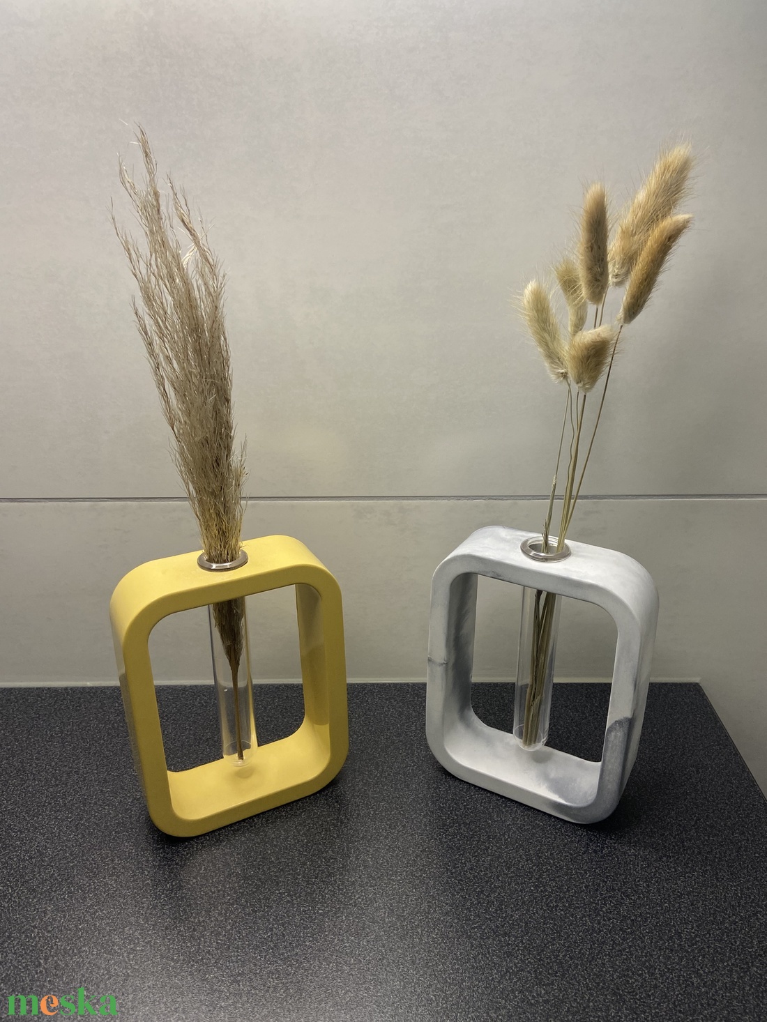 Beton váza üveg kémcsővel - otthon & életmód - dekoráció - virágdísz és tartó - váza - Meska.hu