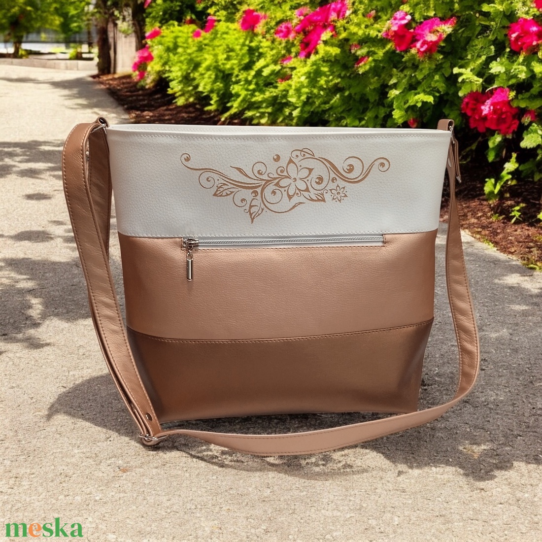 Sokzsebes válltáska fehér-rosegold-bronz színű műbőrből - táska & tok - kézitáska & válltáska - válltáska - Meska.hu Sokzsebes válltáska fehér-rosegold-bronz színű műbőrből - táska & tok - kézitáska & válltáska - válltáska - Meska.hu