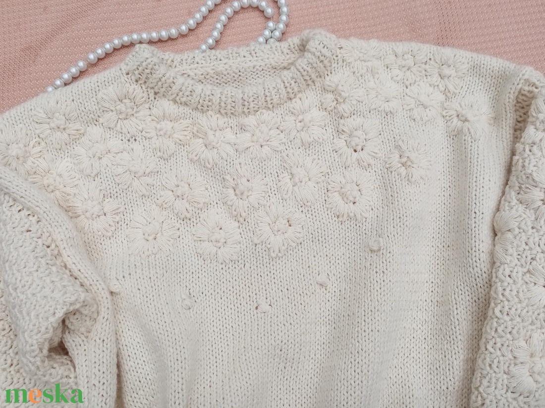 Kézi kötéssel készült női virágos pulóver  - ruha & divat - női ruha - pulóver & kardigán - Meska.hu