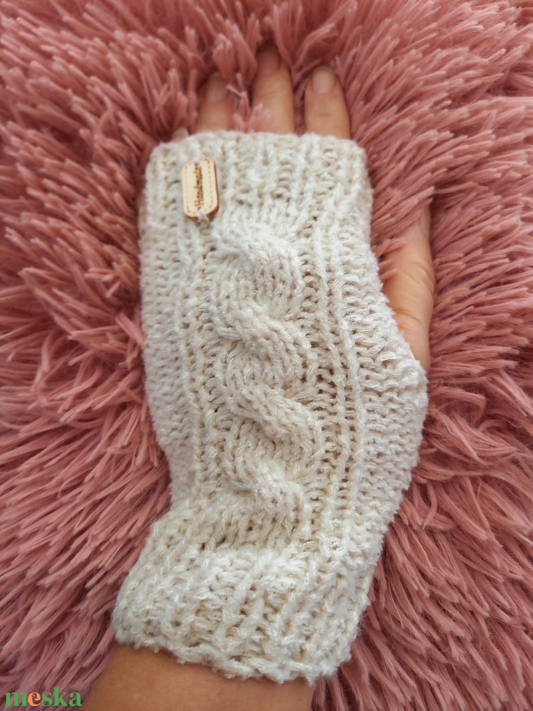 Készleten levő Kézzel kötött kézmelegítő beige színben - ruha & divat - sál, sapka, kendő - kesztyű - Meska.hu Készleten levő Kézzel kötött kézmelegítő beige színben - ruha & divat - sál, sapka, kendő - kesztyű - Meska.hu