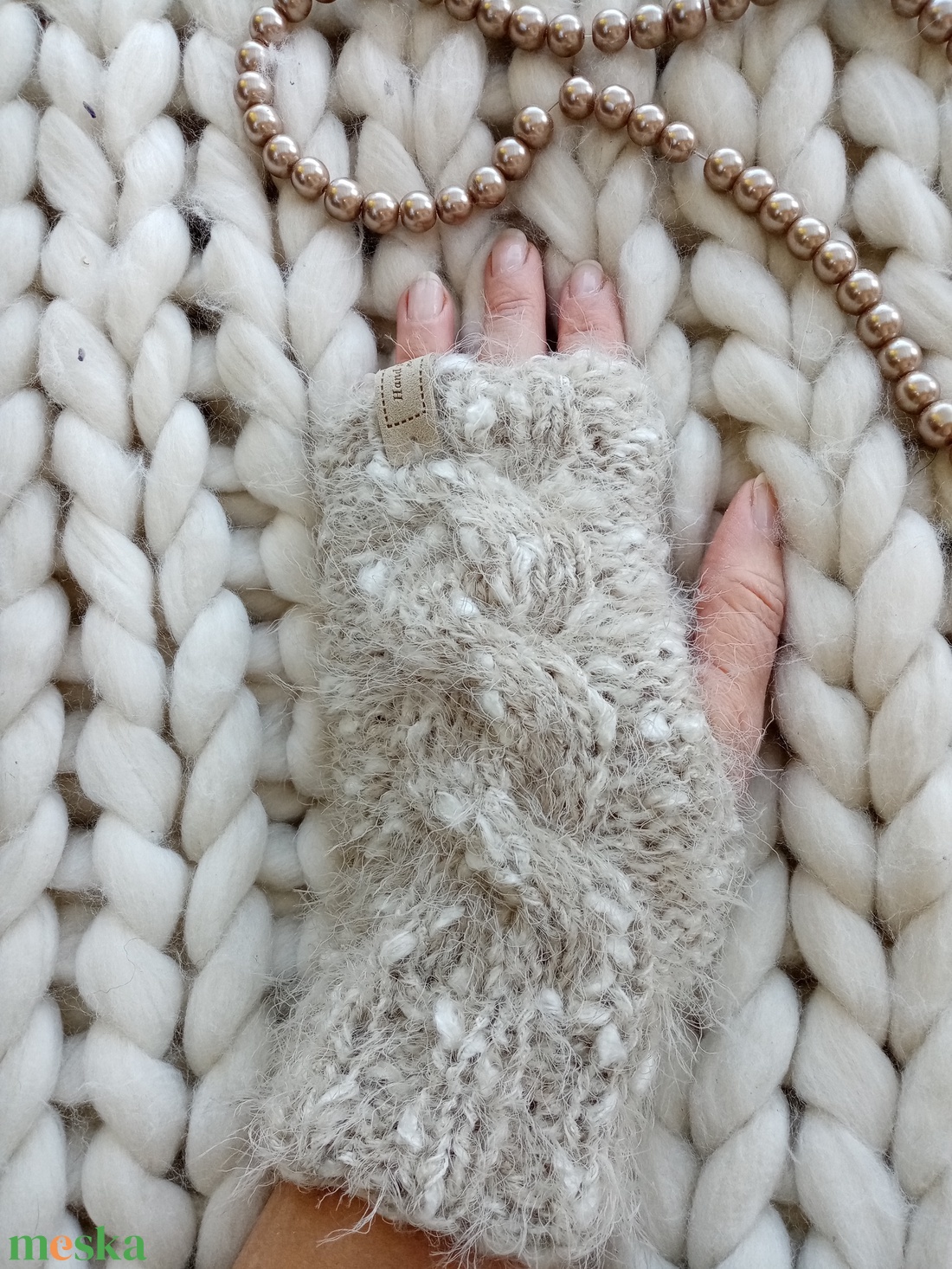Kézzel kötött kézmelegítő beige szőrös színben - ruha & divat - sál, sapka, kendő - kesztyű - Meska.hu Kézzel kötött kézmelegítő beige szőrös színben - ruha & divat - sál, sapka, kendő - kesztyű - Meska.hu