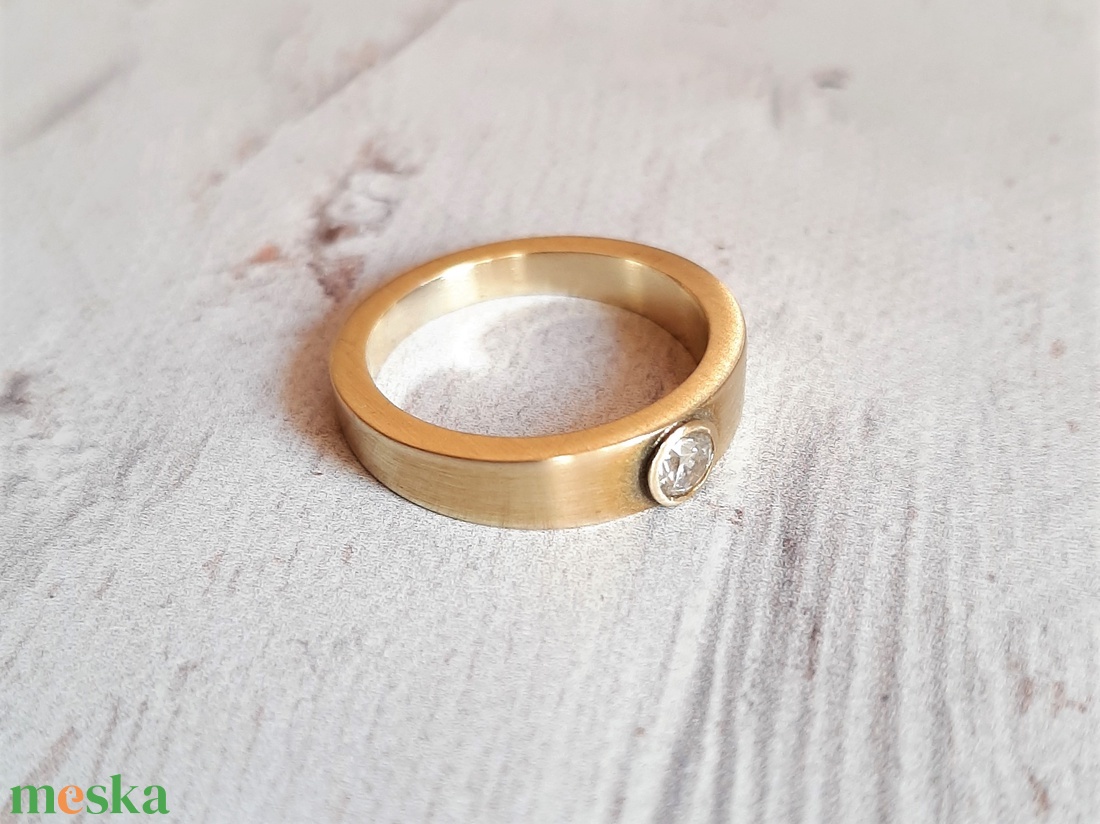 Modern sárgaréz gyűrű cirkóniával - ékszer - gyűrű - szoliter gyűrű - Meska.hu