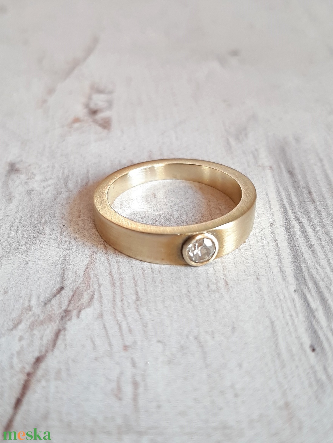 Modern sárgaréz gyűrű cirkóniával - ékszer - gyűrű - szoliter gyűrű - Meska.hu