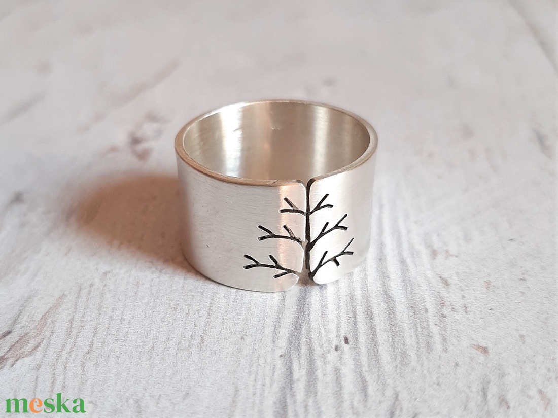 Életfa ezüst gyűrű (12mm széles, szatén) - ékszer - gyűrű - kerek gyűrű - Meska.hu Életfa ezüst gyűrű (12mm széles, szatén) - ékszer - gyűrű - kerek gyűrű - Meska.hu