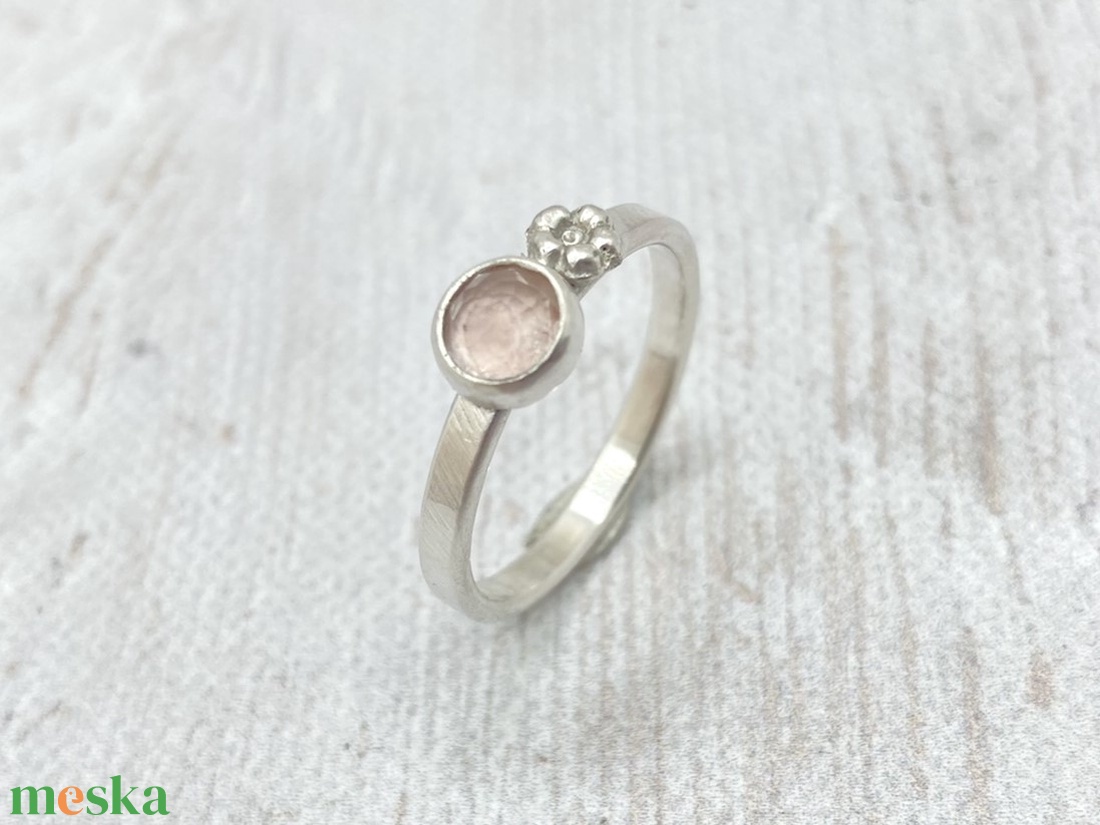 Rózsakvarc ezüst gyűrű virággal - ékszer - gyűrű - szoliter gyűrű - Meska.hu