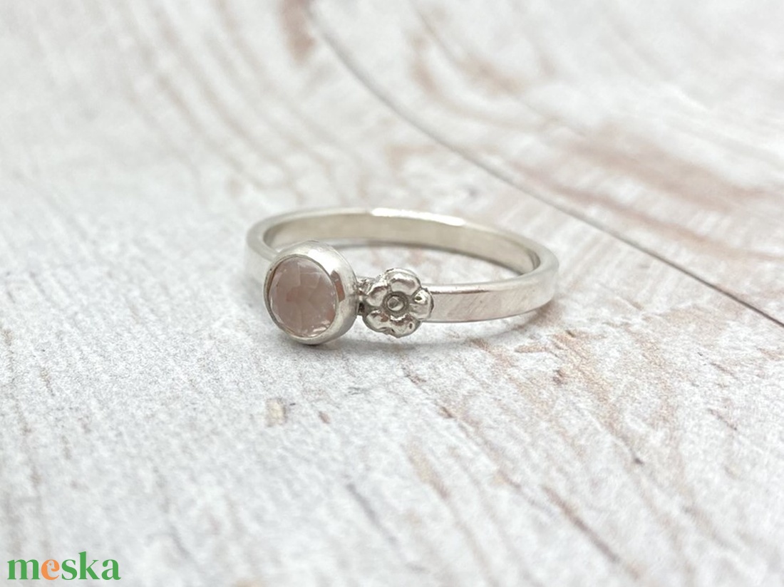 Rózsakvarc ezüst gyűrű virággal - ékszer - gyűrű - szoliter gyűrű - Meska.hu