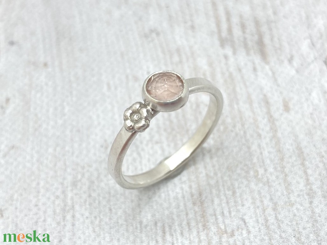 Rózsakvarc ezüst gyűrű virággal - ékszer - gyűrű - szoliter gyűrű - Meska.hu