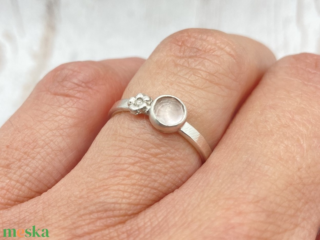 Rózsakvarc ezüst gyűrű virággal - ékszer - gyűrű - szoliter gyűrű - Meska.hu